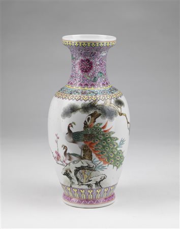 Arte Cinese  A famille rose porcelain vase painted with peacocks and trees and bearing a four character mark at the baseChina, 20th century .