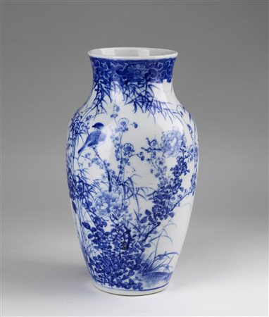 ARTE GIAPPONESE  A blue and white porcelain vase painted with birds and flowers Japan, 19th century .