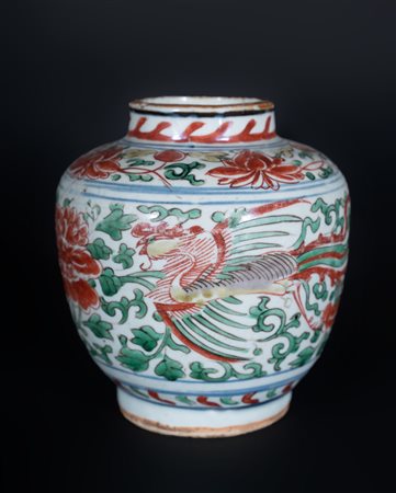 Arte Cinese  A porcelain wucai vase painted with phoenix China, Transitional Period, 17th century .