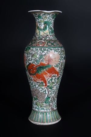 Arte Cinese  A wucai porcelain baluster vase painted with pho dogs among sprays and bearing a double circle mark at the base China, Qing dynasty, Kangxi period (r. 1661-1722).