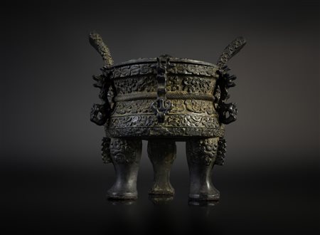 Arte Cinese  An archaic style ding shaped ritual bronze China, Qing dynasty, 19th century .