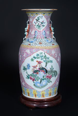 Arte Cinese  A porcelain vase painted with birds within reservesChina, 20th century .