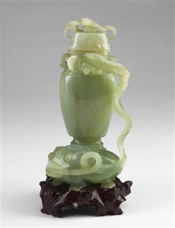 Arte Cinese  A jade carving in the shape of a lidded vase with leaves and flowers China, late 19th- 20th century .