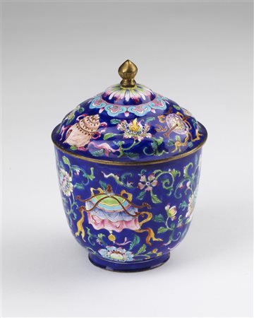 Arte Cinese  A Beijing enameled pot with cover decorated with Buddhist elements and flower sprays China, late 19th century .