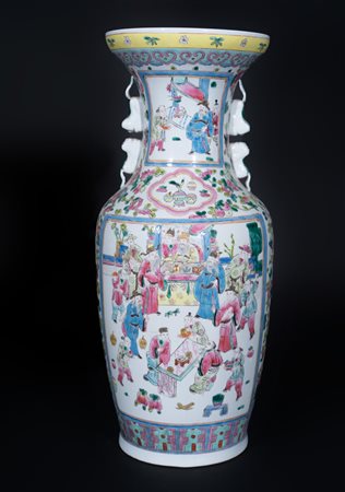 Arte Cinese  A famille rose porcelain vase painted with characters and bearing a red Qianlong mark at the base China, 20th century .