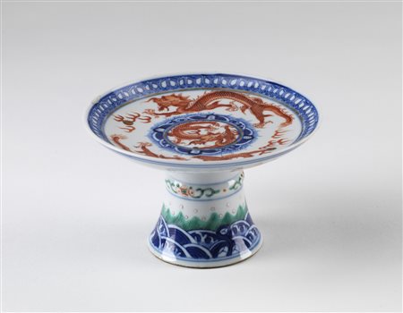 Arte Cinese  A high footed porcelain dish painted with dragons chasing the flaming pearl China, 19th century .