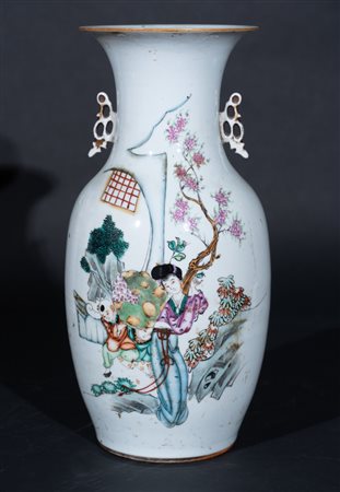 Arte Cinese  A famille rose porcelain vase painted with lady and child in the garden and inscriptionChina, ealry 20th century .