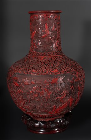 Arte Cinese  A large red lacquer vase carved with landscape and war contest China, 20th century .