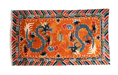 Arte Himalayana  A carpet with dragons Tibet, second half 20th century .
