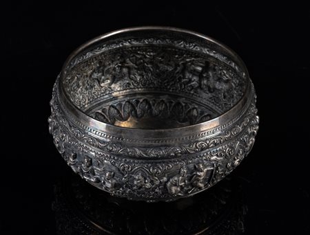 Arte Sud-Est Asiatico  An embossed silver bowl decorated with lively scenes Burma, 19th century .