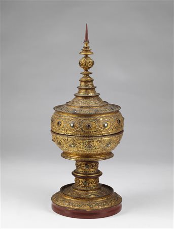 Arte Sud-Est Asiatico  A gilded lacquer offering box Burma, 19th century .