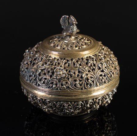 Arte Sud-Est Asiatico  An embossed silver box decorated with openwork vegetal sprays Burma, 19th century .