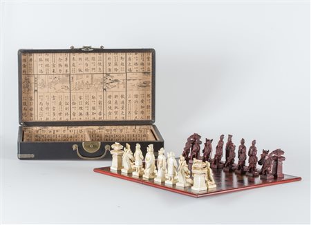 ARTE GIAPPONESE  A complete wooden carved chessboard and pawns Japan, late 19th century  .