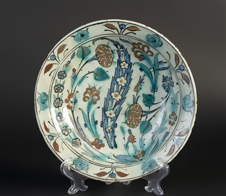 Arte Islamica  An Iznik pottery dish Ottoman Turkey, 17th century .