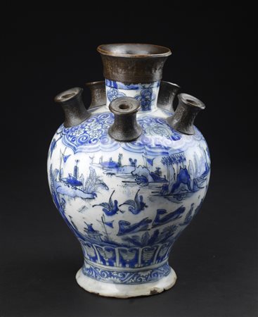 Arte Islamica  A large Safavid blue and white pottery tulip vase bearing a pseudo Chinese reign mark at the base Iran, 17th century .