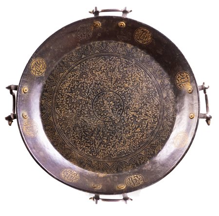Arte Islamica  A large bronze tray engraved with inscriptions and floral motifs Levant, early 20th century .