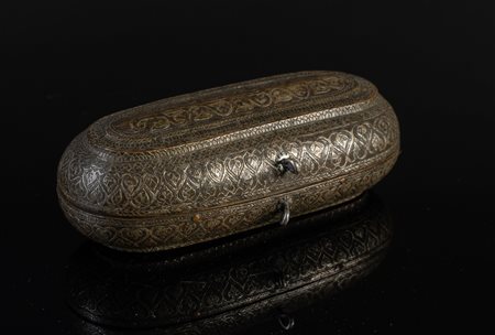 Arte Islamica  A copper, brass and silver oval metal box Southern India, Thanjavur, early 18th century .