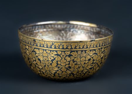 Arte Islamica  A silver embossed bowl inlaid with brass floral motifs India, 19th century .