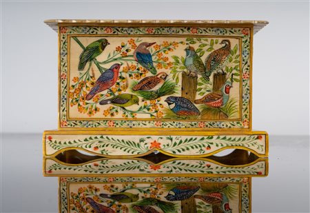 Arte Indiana  An ivory box painted with birds India, late 19th century .