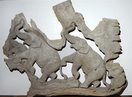 Bassorilievo in legno scolpito, raffigurante due elefanti, fra India e...