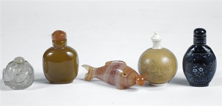 Cinque snuff bottle di varie forme, materiali ed epoche, Cina. € 350/700