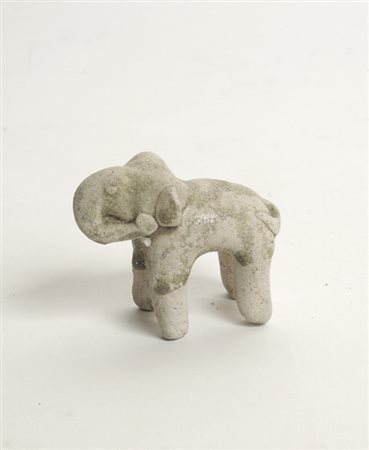 Elefantino bianco in ceramica, restauro parziale della parte finale delle...