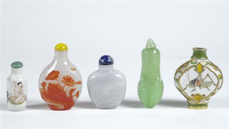 Cinque snuff bottle di varie forme, materiali ed epoche, Cina € 300/600
