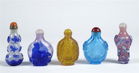 Cinque snuff bottle di varie forme, materiali ed epoche, Cina. € 400/600