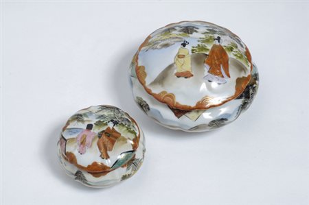 Due scatoline circolari in porcellana dipinta con figure e paesaggi,...