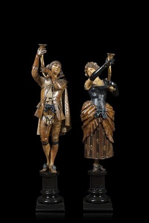 Coppia di sculture in legno laccato e scolpito raffiguranti personaggi della Co