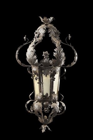 Lanterna in ferro battuto decorato a volute fogliate e fiori, corpo esagonale c