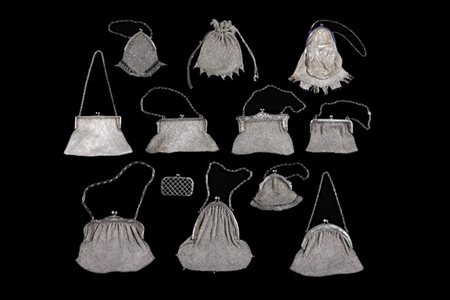 Collezione di dodici borsette in maglia d'argento e argento di diverso decoro.