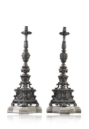 Coppia di importanti torciere in bronzo con fusto decorato a foglie d'acanto, m