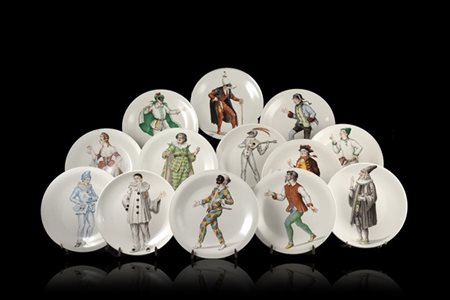 Manifattura inizio secolo XX. Gruppo di tredici piatti in ceramica dipinti in p