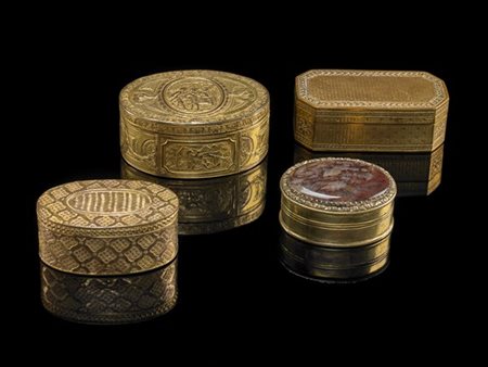 Lotto composto da quattro tabacchiere in metallo dorato di diversi decori ed ep