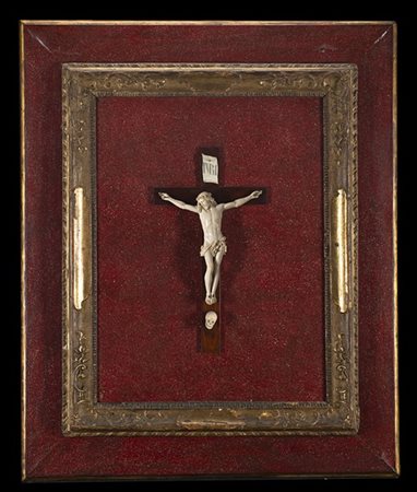 Scultore del secolo XIX "Cristo Crocifisso" gruppo in avorio (h. cm 24) montato