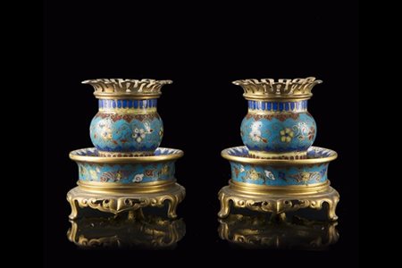Manifattura cinese del secolo XIX. Coppia di candelieri in metallo cloisonné de