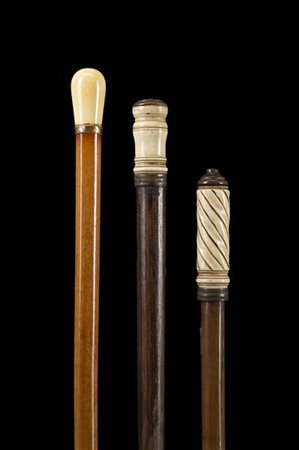 Manifatture diverse del secolo XIX, gruppo di tre bastoni con prese in avorio (