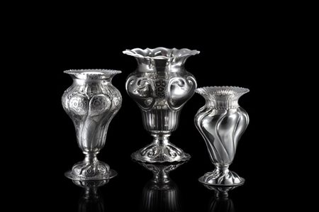 Gruppo di tre vasi portafiori in argento in stile veneto con corpi incisi a fio