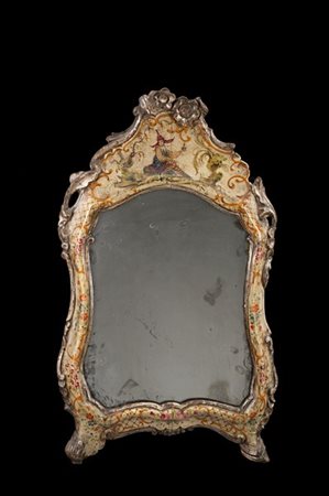 Specchio con cornice in legno di forma sagomata laccato a chinoiserie fiori e v