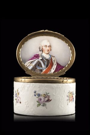 Manifattura tedesca, seconda metà secolo XVIII. Scatola in porcellana decorata