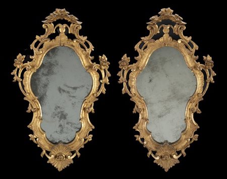 Coppia di specchiere in legno intagliato e dorato con cimasa e fregi traforati