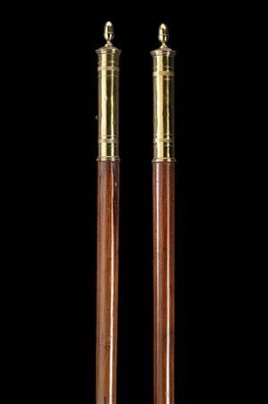 Coppia di bastoni da ciambellano, con puntali in bronzo inciso. Secolo XIX