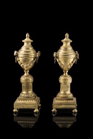Coppia di vasi a candeliere in bronzo dorato decorati a festoni e fiocchi, basi