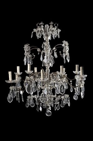 Lampadario a dodici luci in metallo decorato con pendenti e fiori in vetro (h.