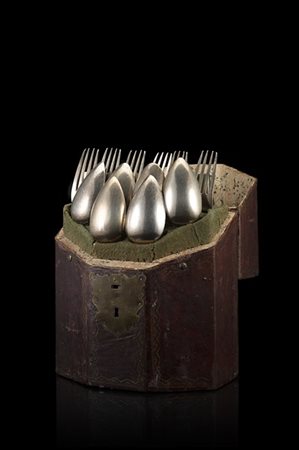 Servizio di posate in argento composto da: sei forchette, sei cucchiai e sei co