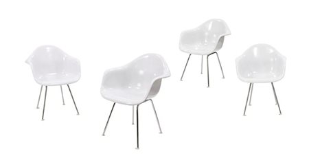 EAMES CHARLES Quattro sedie in fibra di vetro con struttura in acciaio...