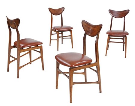 SEDIE Quattro sedie in legno di teak con schienale massiccio scolpito. Sedile...