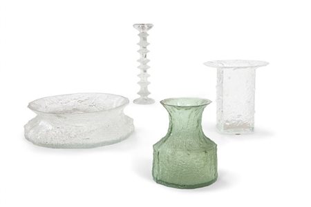 SARPANEVA TIMO Lotto di quattro oggetti composto da: un candeliere in vetro...