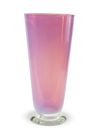 POLI FLAVIO Grande vaso in vetro rosa sommerso con base applicata. Prod....